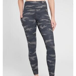 Athleta Ultimate Stash Pocket Camo 7/8 Tight size Small in Gray